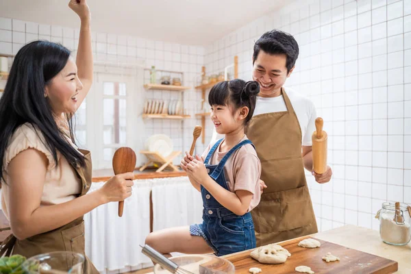 Asiático Feliz Familia Pasar Tiempo Juntos Hornear Panadería Cocina Casa — Foto de Stock