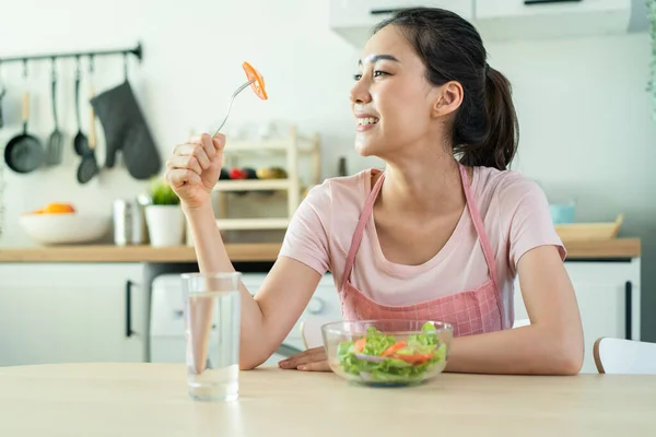 Azjatycka Atrakcyjna Kobieta Fartuchu Jedząca Sałatkę Kuchni Domu Młoda Piękna — Zdjęcie stockowe
