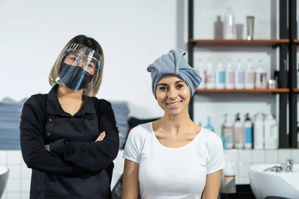 Hairdresser Crossed Arms Smiling Look Camera Beauty Salon Asian Professional — Stock Photo, Image