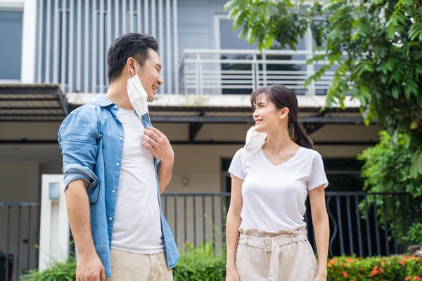 Asiatiska Par Känner Sig Friska Och Koppla Njuta Frihet Efter — Stockfoto