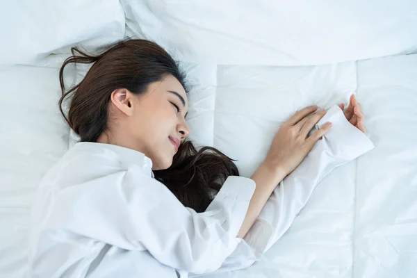 잠자는 잠옷입은 아시아의 아름다운 침실에서 있습니다 침대에 매력적 여자는 베개와 — 스톡 사진
