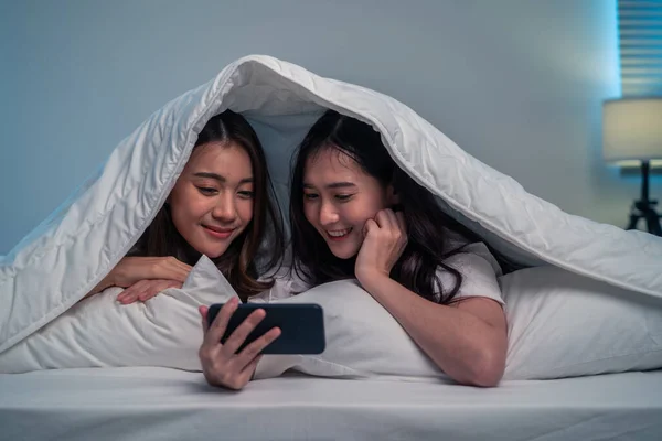 Asiatisch Attraktiv Lesbisch Pärchen Verwenden Handy Watch Film Auf Bett — Stockfoto