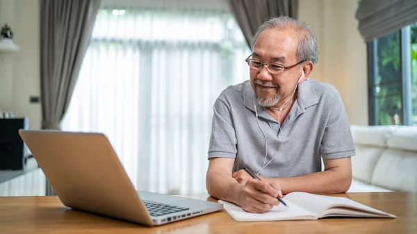 Kantor Rumah Bagi Pebisnis Senior Asia Yang Bekerja Secara Online — Stok Foto