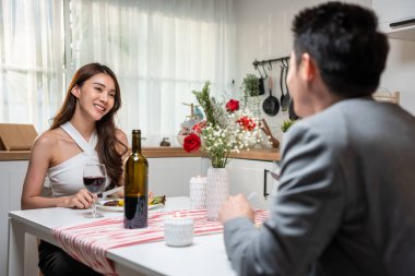 Çift sıcak bir masada yemek yiyor.