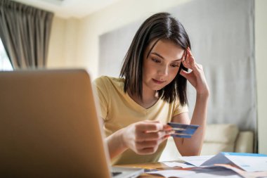 Depresyondaki Asyalı güzel kız mali sorunlar için endişeleniyor. Evrak işlerinden bıkmış gibi görünen çekici genç bir kadın. Fatura, borç, bütçe kaybı, evdeki iflası düşün..