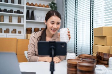 Asyalı güzel kadın evde canlı yayında vazo satıyor..