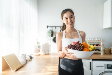 Mutfaktaki antrenmanından sonra çekici Asyalı kadın. 