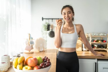 Mutfaktaki antrenmanından sonra çekici Asyalı kadın. 