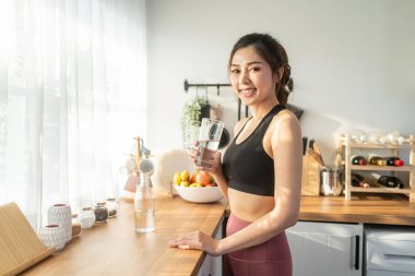 Mutfaktaki antrenmanından sonra çekici Asyalı kadın. 