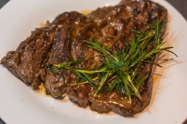 Barbekü bifteği sıcak bir tabakta evde pişiyor..