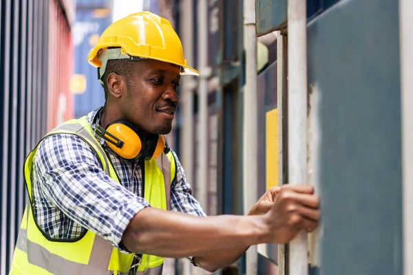 Konteynır limanında çalışan genç Afrikalı mühendis. Çekici ustabaşı, limandaki ithalat ve ihracat için kargo nakliye gemisindeki depo lojistiğinde sipariş ve ürün işlemleri yapıyor.