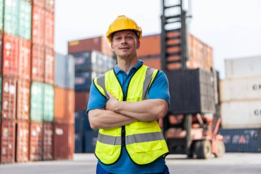 Kafkasyalı mühendis portresi konteynır limanında çalışıyor. Çekici ustabaşı, limandaki ithalat ve ihracat için kargo nakliye gemisindeki depo lojistiğinde sipariş ve ürün işlemleri yapıyor.