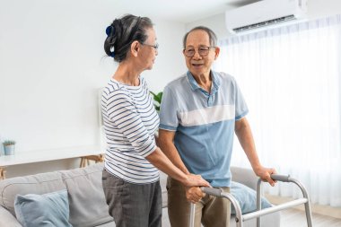 Asyalı son sınıf öğrencisi sabah karısı yardım ederken fizik tedavi görüyor. Yaşlı ve çekici bir kadın olgun kocayı destekliyor erkek egzersiz yapıyor ve Walker 'la evde yürüme pratiği yapıyor..