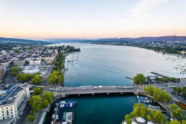 Güneşli bir günde İsviçre 'nin Zürih Gölü' nün üzerinde uçan bir insansız hava aracı. Muhteşem bir göl manzarası ve doğal dağ manzarası. Yazın Zürih 'te popüler bir yer..