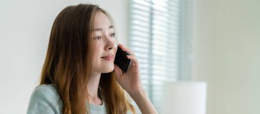 Kafkasyalı genç bir kadın sabahları evdeki yatağında cep telefonu kullanıyor. Mutlu, sıradan, güzel bir kadın yatak odasında oturmuş, hafta sonunun keyfini çıkarıyor, akıllı telefon kullanarak evdeki teknolojiyle iletişim kuruyor..