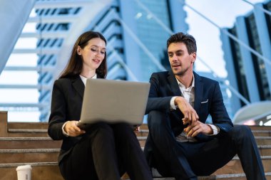 Kafkasyalı genç işadamı ve kadın geceleri şehir dışında çalışıyor. Çekici erkek ve kadın çalışan. Acil işi tamamlamak için internet üzerinden iletişim kurmak için dizüstü bilgisayar kullanıyorlar..