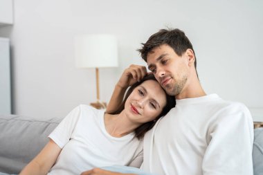 Kafkasyalı genç çift boş zamanlarını birlikte oturma odasında geçiriyorlar. Çekici yeni evli erkek ve kadın sabahları evdeki kanepede oturup uzanıyorlar. Evde etkinlik ilişkisi