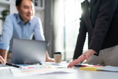 Ofiste toplanan iş adamı ve kadın grupları yakın mesafede. Çalışan beyin fırtınası ve takım olarak çalışmak, kağıt üzerinde projeleri planlamak ve tartışmak. Modern iş arkadaşları ya da iş arkadaşları