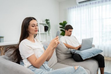 Kafkasyalı telefon bağımlısı çiftler birbirleriyle pek ilgilenmezler. Aile sorunu, yeni evli erkek ve kadın partner kanepede oturur ve akıllı telefon kullanır, evde karı ve kocayı görmezden gelir..