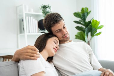 Kafkasyalı genç çift boş zamanlarını birlikte oturma odasında geçiriyorlar. Çekici yeni evli erkek ve kadın sabahları evdeki kanepede oturup uzanıyorlar. Evde etkinlik ilişkisi