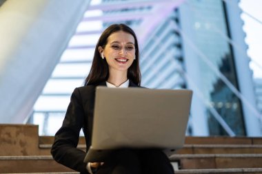 Kafkasyalı iş kadını bilgisayarda görüntülü arama, geceleri şehirde çalışıyor. Çekici genç kız çalışan bilgisayarlı sanal iletişim kullanarak internetten internet sohbeti yaparak acil işi tamamlıyor..