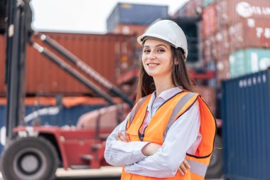 Kafkasyalı mühendis Worman 'ın portresi konteynır limanında çalışıyor. Limandaki ithalat ve ihracat için kargo gemisindeki depo lojistiğinde çalışan genç işkadını işlem düzeni ve ürünü.