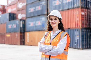 Kafkasyalı mühendis Worman 'ın portresi konteynır limanında çalışıyor. Limandaki ithalat ve ihracat için kargo gemisindeki depo lojistiğinde çalışan genç işkadını işlem düzeni ve ürünü.