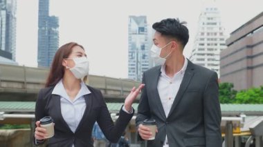 Maske takan iki profesyonel birlikte yürüyorlar.