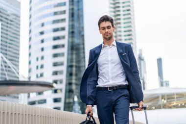 Kafkas genç işadamı finih işinden sonra şehirde tek başına yürüyor. Çekici yakışıklı erkek çalışan insanlar ofis dışında yürürken mutlu ve özgüvenli hissediyorlar..