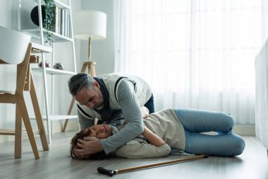 Kafkas kıdemli kadın Walker 'la tek başına yürürken yere düştü. Yaşlı, olgun bir büyükanne, emekli olduktan sonra evde tek başına fizik tedavi gördükten sonra kaza yapıyor..