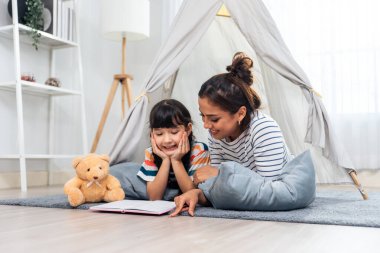 Beyaz bir anne, genç kızına masal okuyup, masal anlatır. Mutlu bir aile, güzel bir anne süslü bir çadırda uzanıyor ve hafta sonu tatili boyunca sevimli tatlı bir kızla oynuyor..