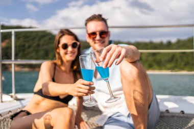 Kafkasyalı genç bir çift yatta parti yaparken şampanya içiyor. Çekici bir erkek ve kadın birlikte takılıyor, yıl dönümü balayı gezisini kutlarken katamaran teknesi yaz günbatımında yelken açıyor..