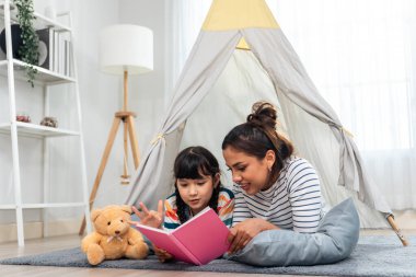 Beyaz bir anne, genç kızına masal okuyup, masal anlatır. Mutlu bir aile, güzel bir anne süslü bir çadırda uzanıyor ve hafta sonu tatili boyunca sevimli tatlı bir kızla oynuyor..