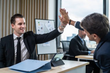 Beyaz tenli yakışıklı iki işadamı ofiste dizüstü bilgisayar kullanıyor. Çekici erkek çalışanın beyin fırtınası ve ekip olarak buluşması, iş yerinde proje planlamak ve tartışmak. Modern meslektaşların şirketi.