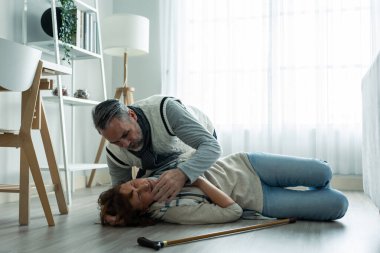 Kafkas kıdemli kadın Walker 'la tek başına yürürken yere düştü. Yaşlı, olgun bir büyükanne, emekli olduktan sonra evde tek başına fizik tedavi gördükten sonra kaza yapıyor..