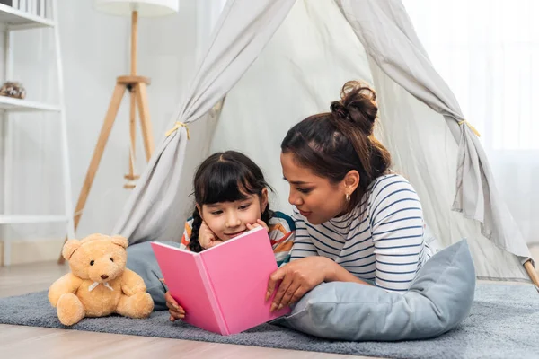 Beyaz bir anne, genç kızına masal okuyup, masal anlatır. Mutlu bir aile, güzel bir anne süslü bir çadırda uzanıyor ve hafta sonu tatili boyunca sevimli tatlı bir kızla oynuyor..