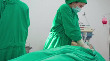 Cerrahlar ameliyat yaparken yeşil önlük giyiyorlar.