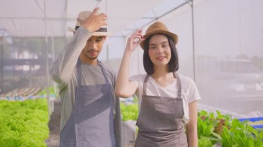 Asyalı çiftçiler sebze çiftliğinde mutlulukla çalışıyorlar.