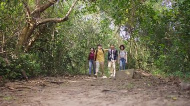 Ormanda gezen mutlu çiftler