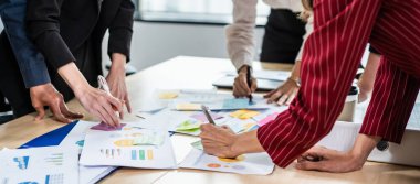 Ofiste çalışan genç iş adamları ve iş kadınlarına yakın durun. Çekici bir çalışan beyin fırtınası ve takım olarak buluşmak, iş yerinde proje planlamak ve tartışmak. Modern meslektaş konsepti