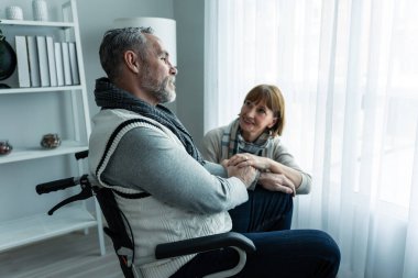 Kafkas kıdemli eş yaşlı kocayı destekliyor evde tekerlekli sandalyede oturuyor. Çekici büyükanne olgun büyükbaba hastasıyla ilgilenir. Oturma odasındaki sağlık hizmetleri için fizik tedavi uygular..