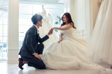 Asyalı genç bir adam kız arkadaşına sürpriz bir evlilik teklifi yapıyor. Güzel ve mutlu bir kadına evlenme teklif eden çekici romantik bir erkek. Alyansı evde, mutfakta sürpriz bir nişanın keyfini çıkarıyor..