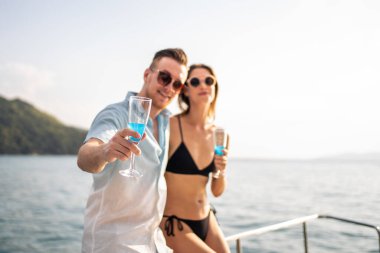 Kafkasyalı bir çiftin portresi şampanya içiyor, yatta parti veriyor. Çekici bir erkek ve kadın birlikte takılıyor, yıl dönümü balayı gezisini kutlarken katamaran teknesi yaz günbatımında yelken açıyor..