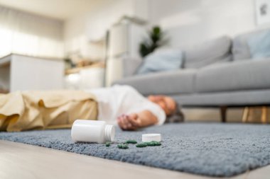 Kafkasyalı son sınıf öğrencisi kadın evdeki oturma odasında yere düştü. Yaşlı olgun bir büyükanne, emekli olduktan sonra tek başına fizik tedavi gördükten sonra yerde yatıyor..