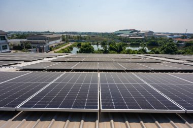 Hava aracı sahadaki ekoloji güneş enerjisi güç panelleri üzerinde uçuyor. Günbatımında fotovoltaik panel sisteminin bakımıyla uğraşan mühendis, elektrik endüstrisinde yenilik peyzajı.