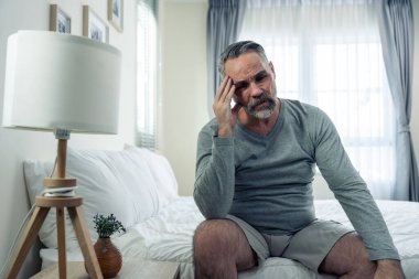 Kafkasyalı yaşlı bunalımlı adam evde yatak odasında tek başına oturuyor. Çekici, olgun, üzgün, yalnız ve hayal kırıklığına uğramış bir erkek. Para borçlarını, bütçe kayıplarını, iflasları düşün..