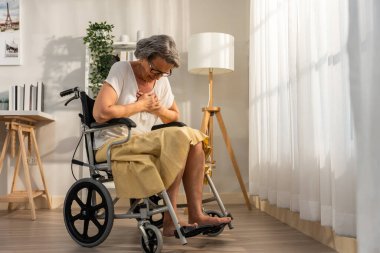 Kafkas kıdemli engelli kadın tekerlekli sandalyede kalp krizi geçiriyor. Göğüs ağrısı olan yaşlı kadın akut ağrıdan göğsünü tutmakta zorlanıyor. Hastane Sağlık ve Sağlık Hizmetleri Konsepti.