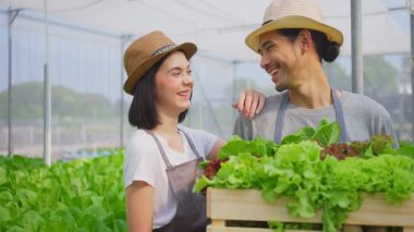 Asyalı çiftçiler sebze çiftliğinde mutlulukla çalışıyorlar.