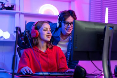 Bilgisayarda online video oyunu oynayan Kafkas e-sporcu takımı. Çekici erkek ve kadın oyun oyuncusu mutlu hissediyorlar, evde siber turnuva oynarken canlı yayında teknolojinin tadını çıkarıyorlar.