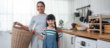 Kafkas anne ve kızının portresi. Mutfaktaki kameraya bak. Çekici anne, küçük çocuklarla birlikte ayakta duruyor. Mutlu hissediyor ve hafta sonunun keyfini çıkarıyor. Evde boş zaman aktivitesi yaşam tarzları.